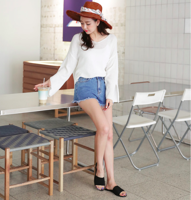 4 kiểu giày/dép bệt luôn sẵn lòng kết thân với quần shorts để ra đúng chất mùa hè 4 kiểu giày/dép bệt luôn sẵn lòng kết thân với quần shorts để ra đúng chất mùa hè